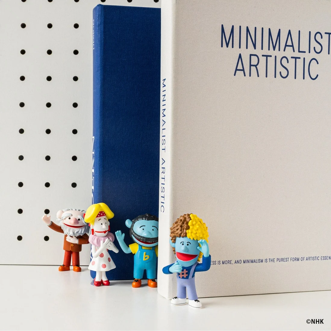 本のそばに並べた公式展示例。本などの背景小物は商品に含まれません。